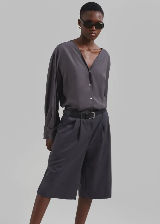 Clothing Women The Frankie Shop Wilma Pleated Bermuda Shorts 8211 Charcoal
