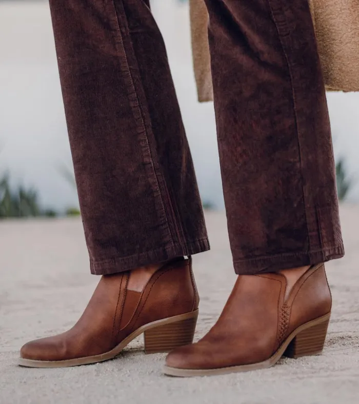 Women Lidian Ankle Bootie Walnut Baretraps Booties